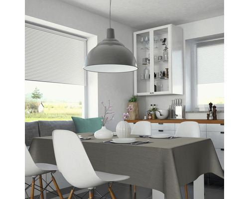 Salle à manger lumineuse avec table, chaises et fenêtre