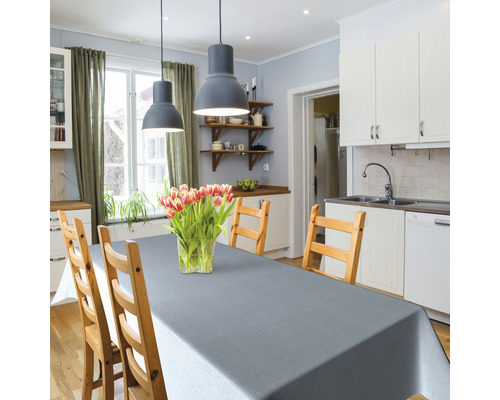 Table de salle à manger avec nappe grise dans une cuisine claire