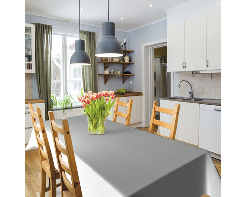 Table de salle à manger avec une nappe grise dans une cuisine
