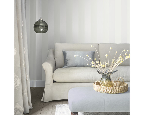 Salon avec canapé, coussins, lampe et articles de décoration