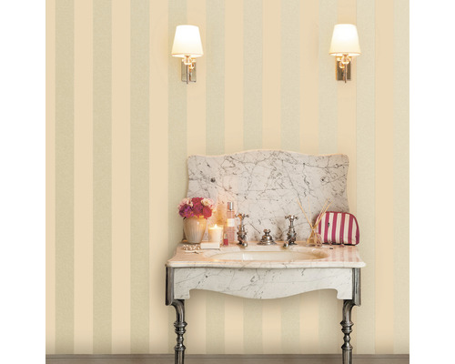 Salle de bain avec lavabo en marbre et papier peint rayé