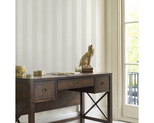 Scène avec papier peint rayé et bureau dans la pièce.