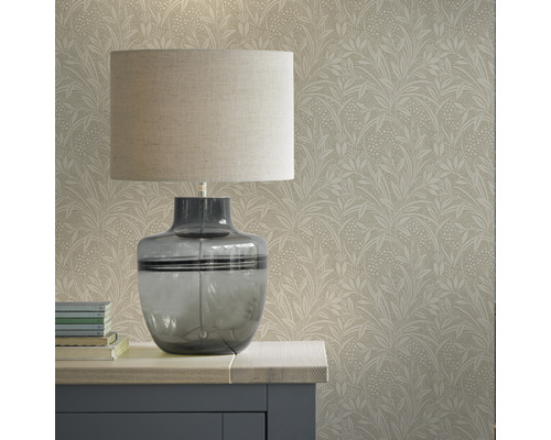 Scène avec papier peint à motifs et lampe de table