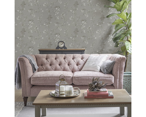 Salon avec canapé, table basse et papier peint décoratif