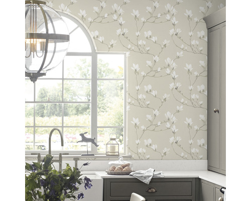 Dekorative Tapete mit Magnolienmuster in einer hellen Küche.