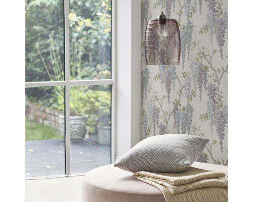 Pièce avec fenêtre, papier peint à fleurs, lampe, coussin et tabouret