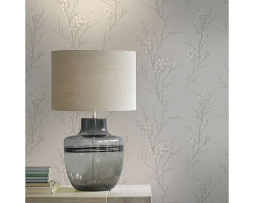 Scène avec lampe de table et papier peint à motifs floraux