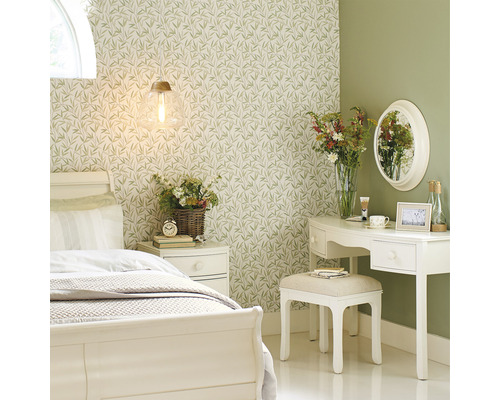 Chambre avec lit, table de chevet et coiffeuse dans un style clair et organisé.