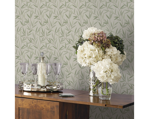 Vue d''une pièce avec papier peint floral, table et décoration