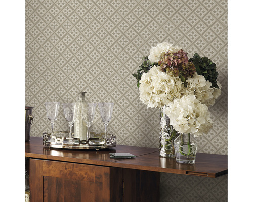Gros plan d''un papier peint beige à motifs avec des fleurs, des verres et des boissons sur une table
