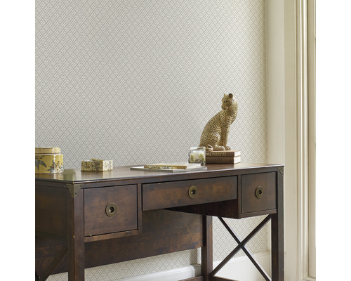Vue détaillée d''un bureau avec un bureau et du papier peint à motifs