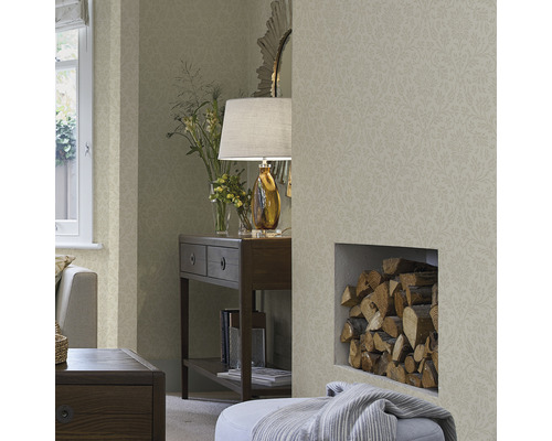 Salon avec papier peint à motifs floraux, console, décoration et bois de chauffage