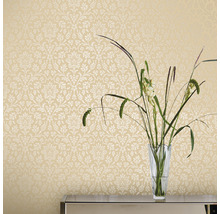 Mur avec papier peint à motifs floraux et vase