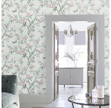Intérieur avec papier peint floral à motif de roses et d''oiseaux