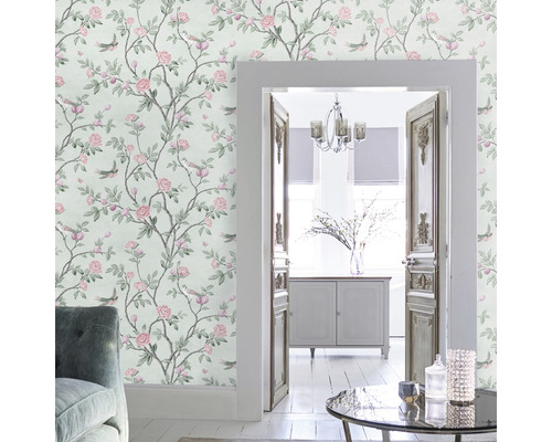 Intérieur avec papier peint floral à motif de roses et d''oiseaux