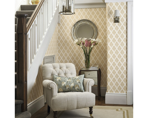 Couloir accueillant avec fauteuils, miroirs et papier peint à motifs