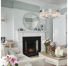 Salon avec cheminée, miroir, suspension et canapé pour une ambiance chaleureuse.