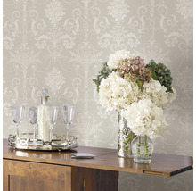 Papier peint à motifs floraux au-dessus d''une armoire en bois avec des décorations florales et des accessoires pour boissons
