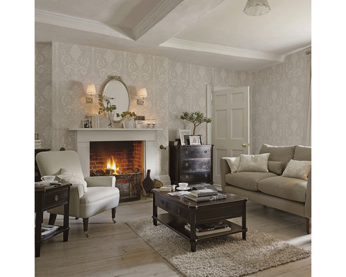 Klassisches Wohnzimmer mit Kamin, Sessel, Sofa und dunklen Holzmöbeln