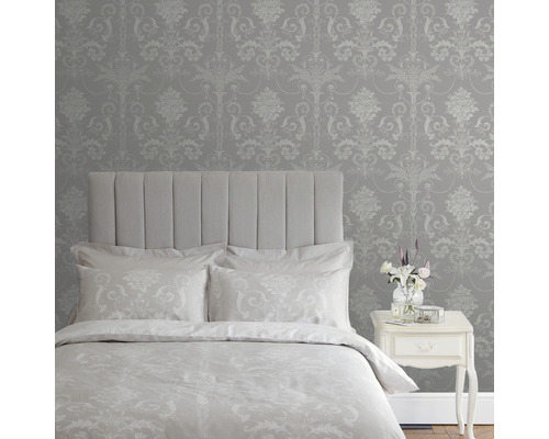 Chambre avec lit, table de chevet et papier peint à motif damassé