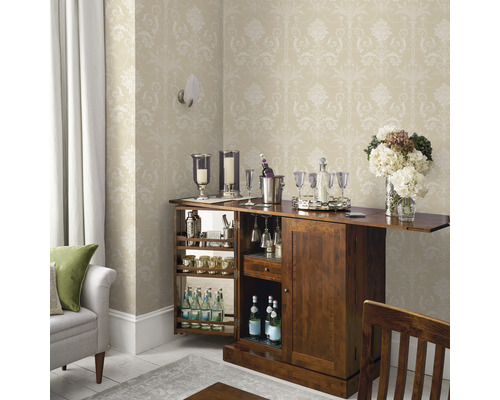 Intérieur avec bar, boissons, verres et décoration dans une ambiance élégante.