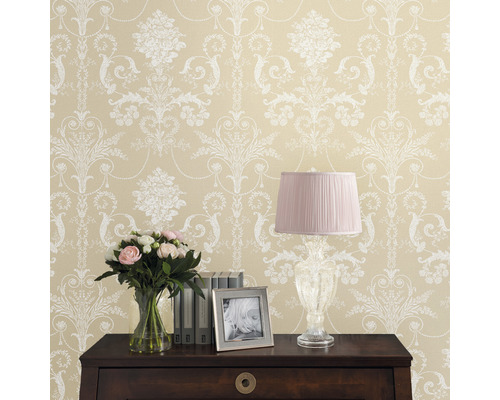 Papier peint décoratif à motifs floraux et commode avec lampe, bouquet, cadre photo et livres