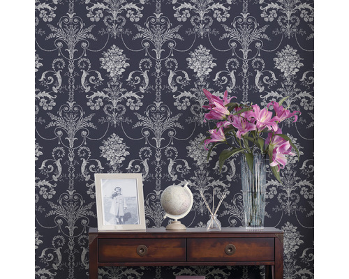 Papier peint à motifs floraux dans une pièce décorée