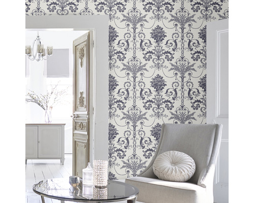 Szene eines Wohnzimmers mit floral gemusterter Tapete, Sessel und Dekoration