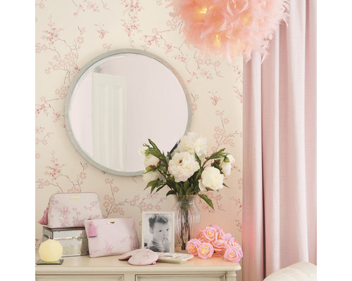 Chambre décorative avec miroir rond, fleurs, rideaux et papier peint fleuri