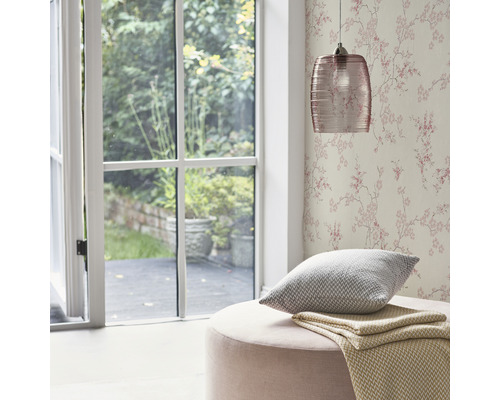 Intérieur avec papier peint floral, suspension, coussin et tabouret