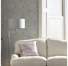 Szene mit Tapete mit Vogel- und Blumenmuster, Sofa und Stehlampe