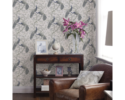 Salon décoratif avec papier peint à motif de paon et table en bois