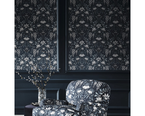 Papier peint décoratif à motifs floraux et fauteuil assorti dans une pièce