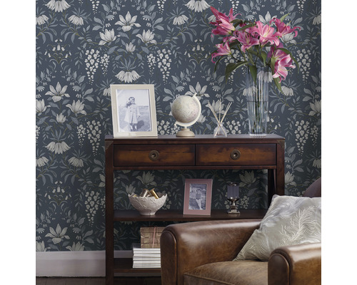 Espace de vie décoratif avec papier peint floral, console en bois et fauteuil en cuir