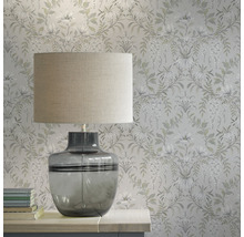Szene mit floraler Tapete und Tischlampe