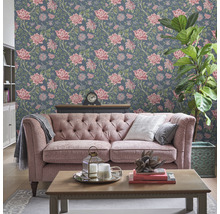 Salon avec papier peint floral, canapé et table