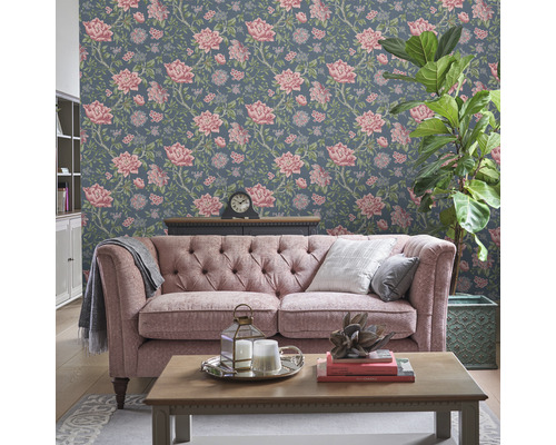 Salon avec papier peint floral, canapé et table