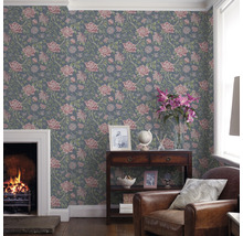 Salon avec papier peint à motifs floraux, cheminée et fauteuil