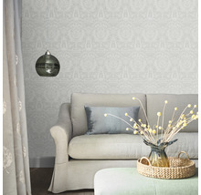 Wohnzimmer mit Tapete, Sofa und Dekoration