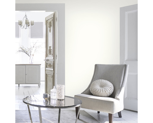 Salon avec fauteuil, table et commode