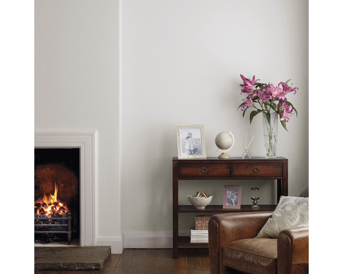 Salon avec cheminée et commode avec décoration