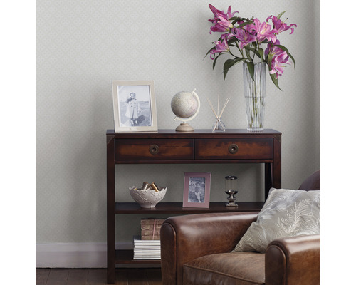 Espace de vie décoratif avec commode, décoration et fauteuil