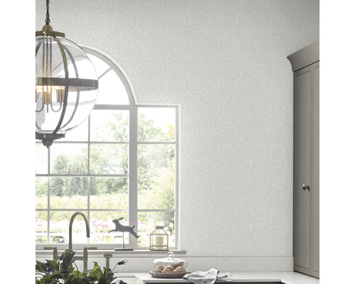 Scène de cuisine avec papier peint gaufré, évier et fenêtre