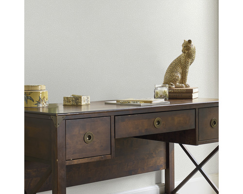 Bureau en bois avec tiroirs et décoration