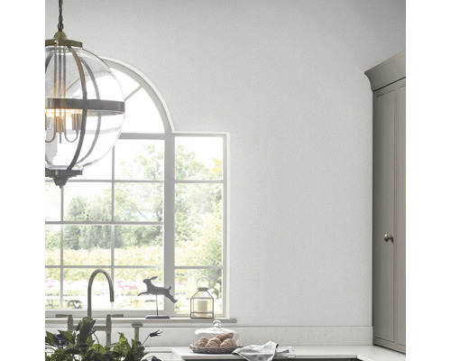 Conception de cuisine lumineuse avec fenêtre et suspension