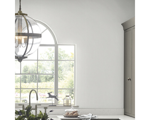 Scène de cuisine avec suspension, évier et fenêtre pour une ambiance lumineuse et ordonnée.