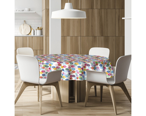 Table à manger avec nappe ronde dans un décor de cuisine