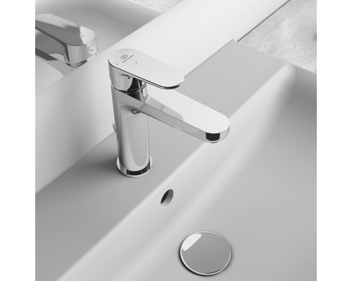 Waschtischarmatur aus Metall auf einem Waschbecken