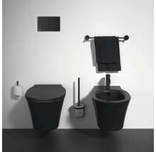 Badezimmer mit Toilette, Bidet, Toilettenbürste, Handtuchhalter und Betätigungsplatte