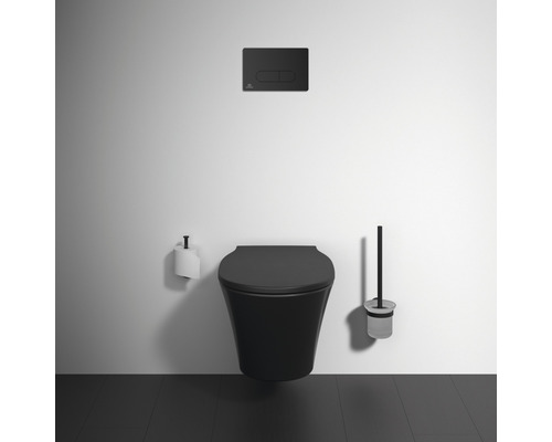 Wandhängendes WC in einem Badezimmer mit Betätigungsplatte, Toilettenpapierhalter und Toilettenbürste